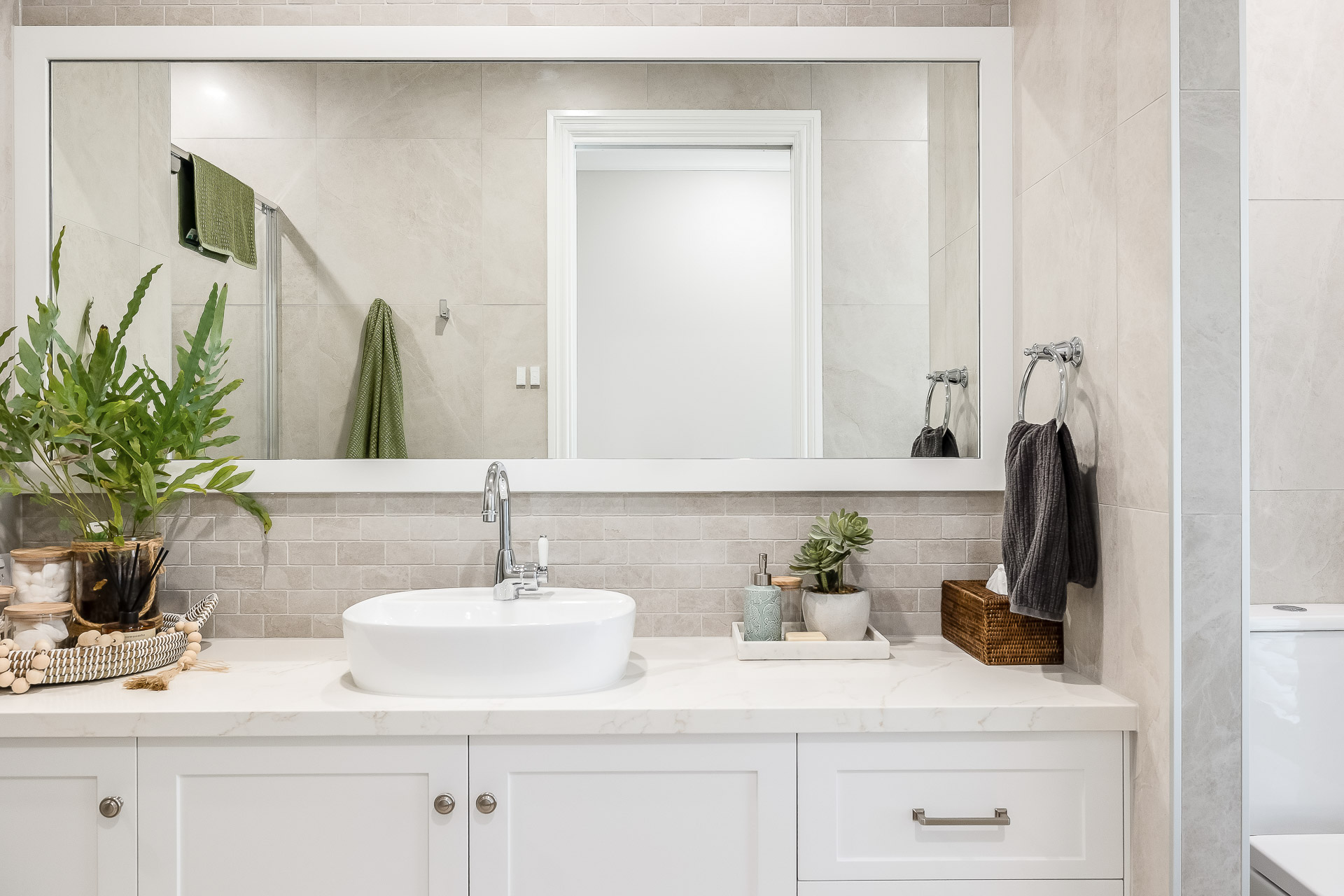 A bathroom with two sinks, a bathtub and a mirror. — Windamere Homes in Highfields, QLD